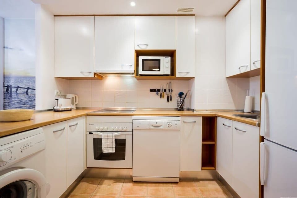 MODERN EQUIPPED KITCHEN