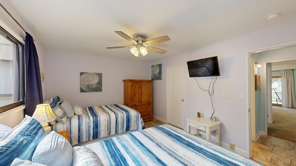 Guest Bedroom with Access to Hall Bathroom