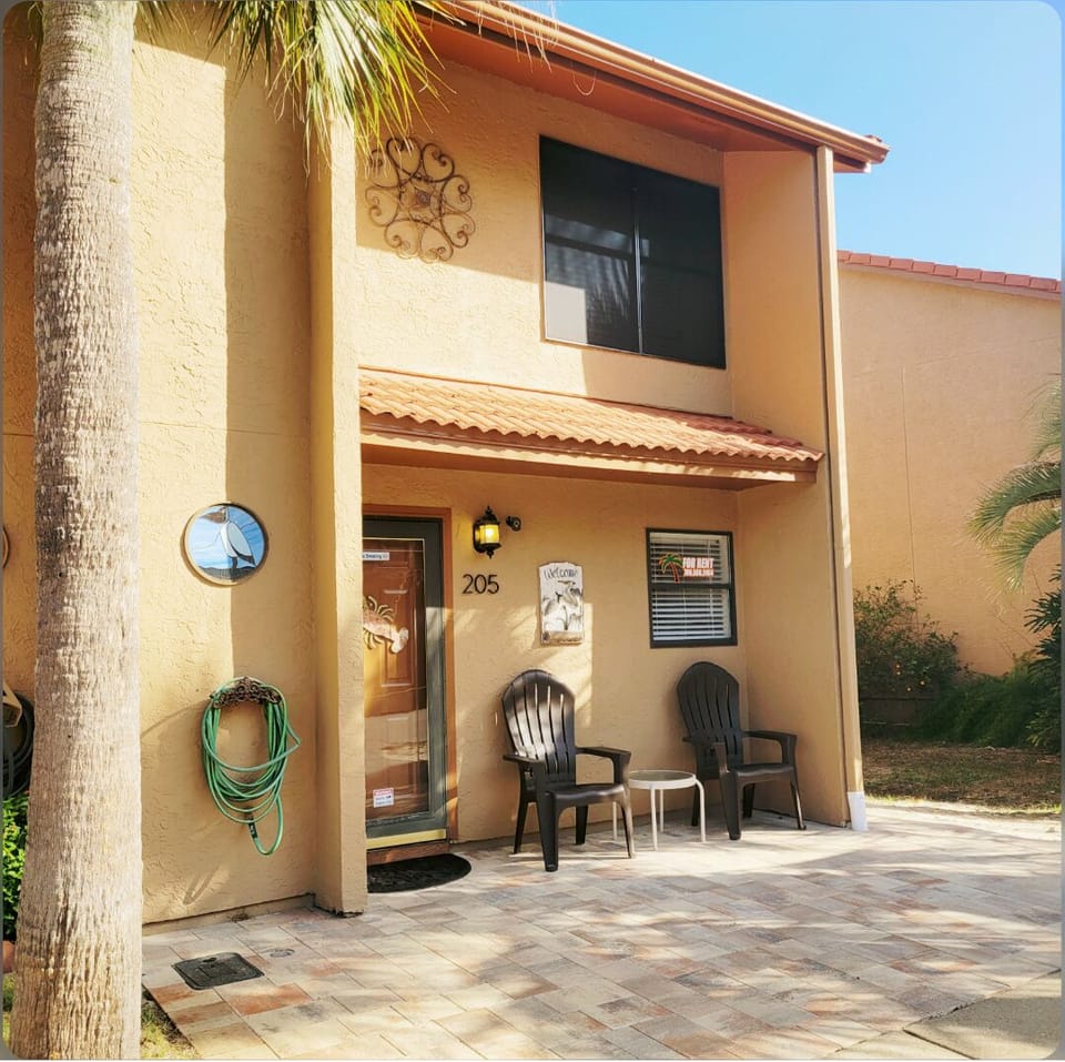 Front entrance and front porch with pavers. Vacations by Fayla