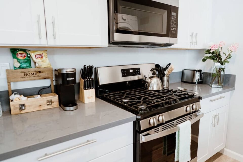 KITCHEN  -- View 3D Virtual Tour of the Property Here: https://tinyurl.com/yc8x2u3r