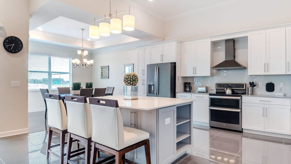 Eat-in Kitchen (Angle)