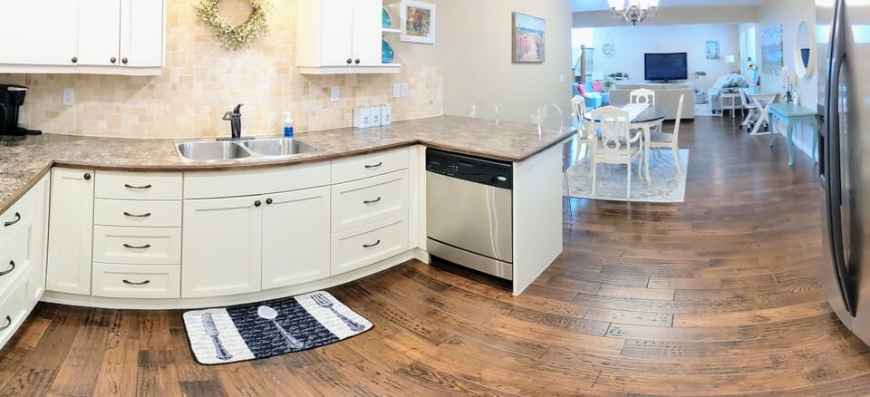 Fully-appointed kitchen with high-end appliances, filtered water and icemaker.