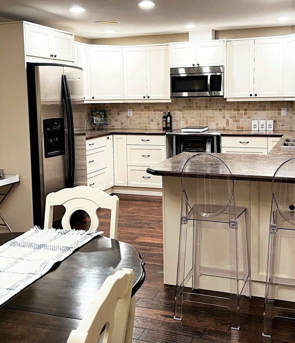 Fully-appointed kitchen with high-end appliances, filtered water and icemaker.