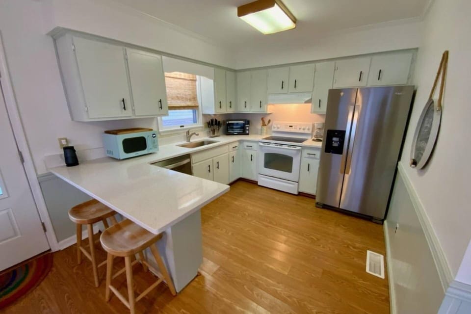 Gorgeous new countertops and a new fridge.