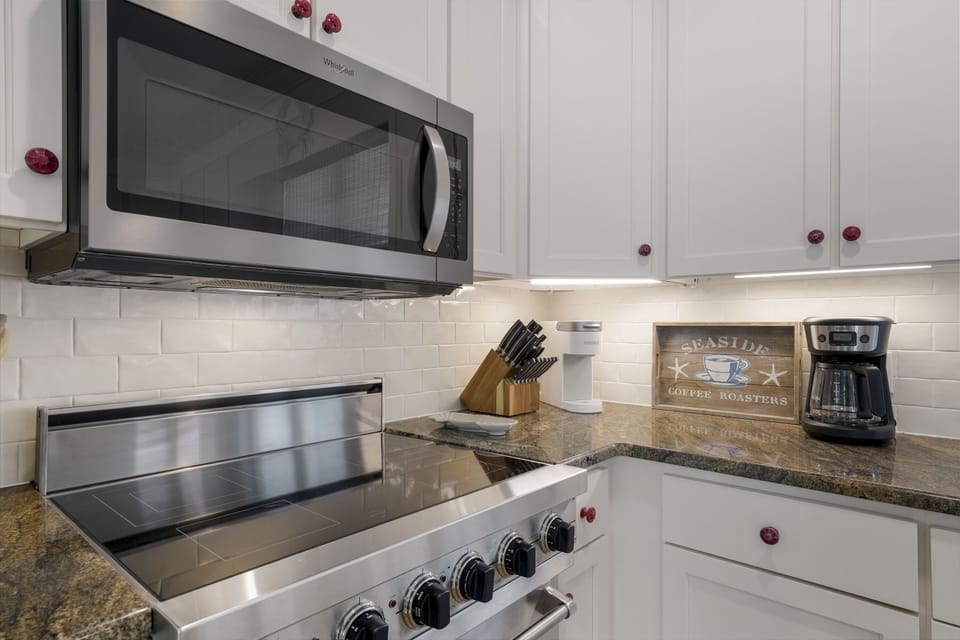 KITCHEN WITH NEW APPLIANCES THROUGHOUT