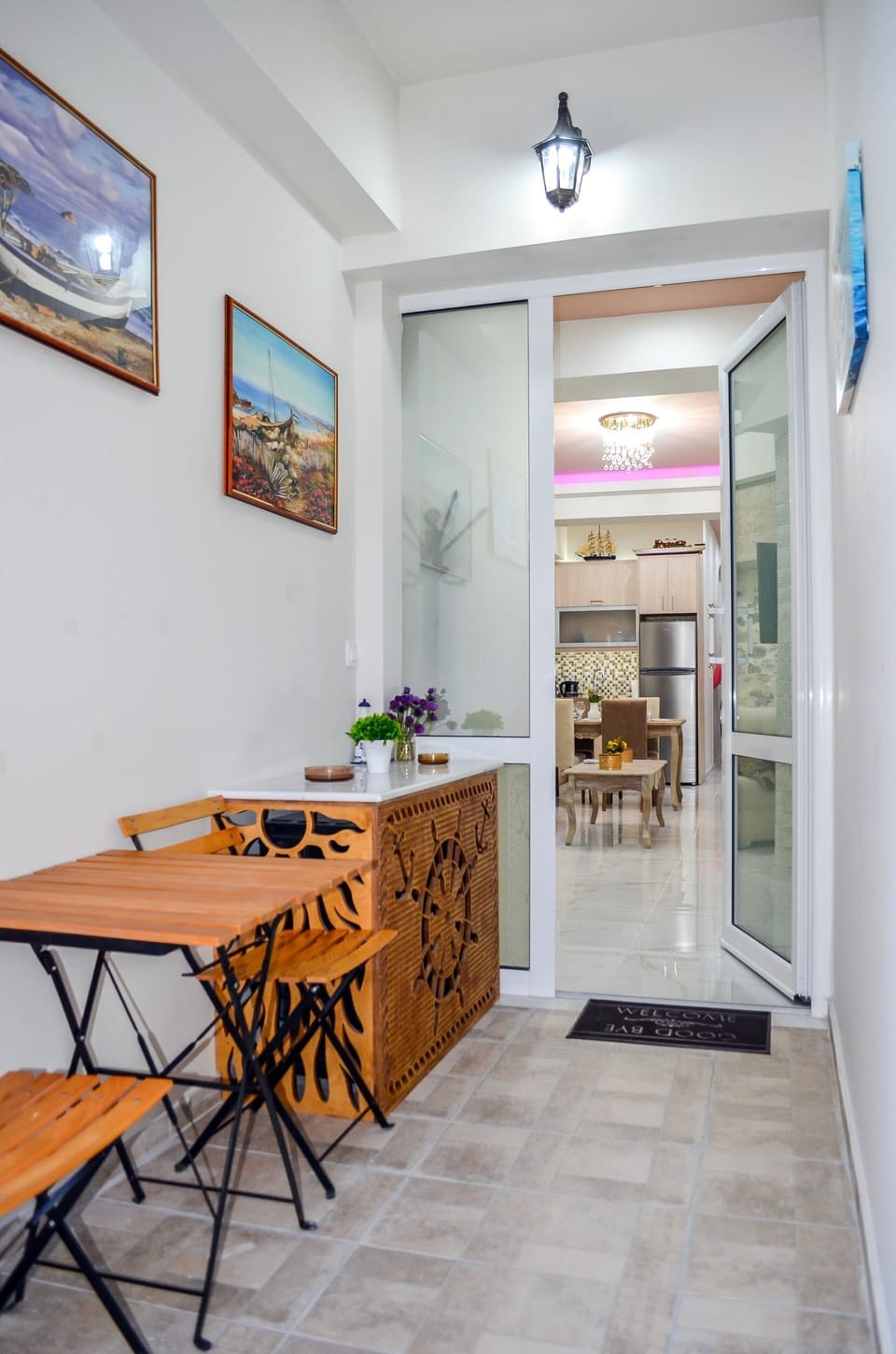 A small table to enjoy your coffee or your drink, in a peaceful neigbourhood!