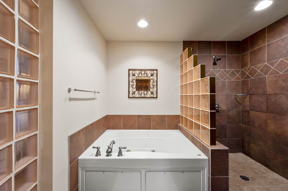 Master bathroom Whirlpool Bathtub