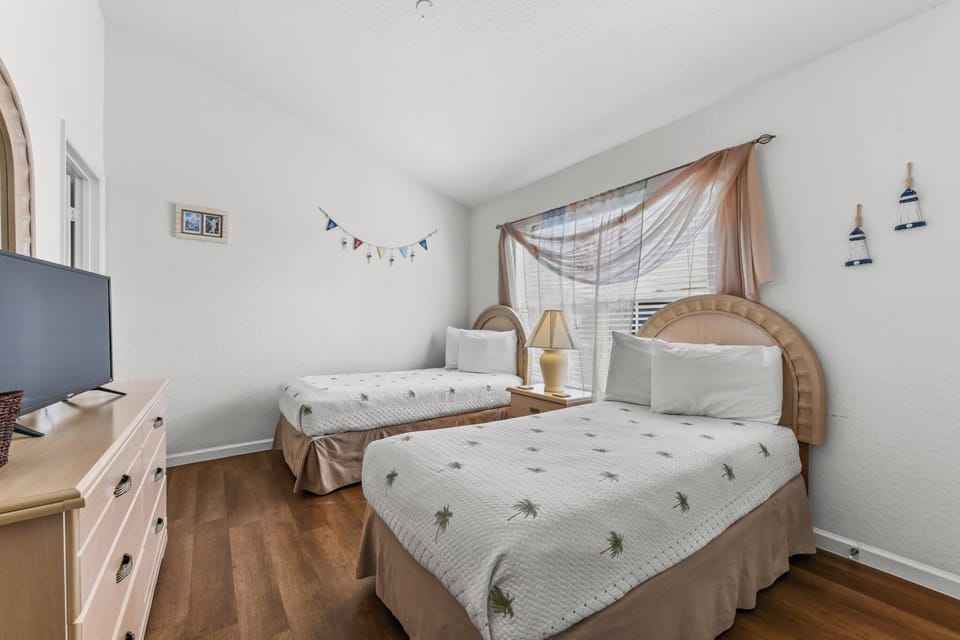 BED 3 (2nd Floor):  Bedroom with 2 Twin Beds, Flat Screen TV and Ensuite Bathroom.