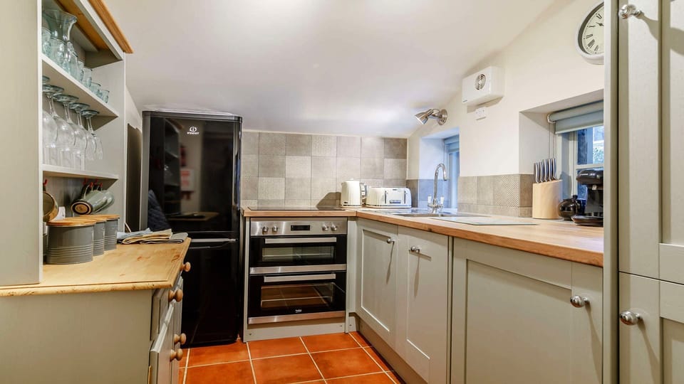 Wood Cottage Kitchen - StayCotswold
