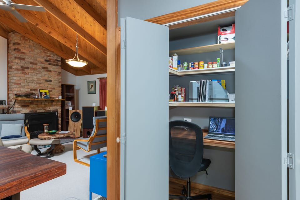 Pantry / work space knook
