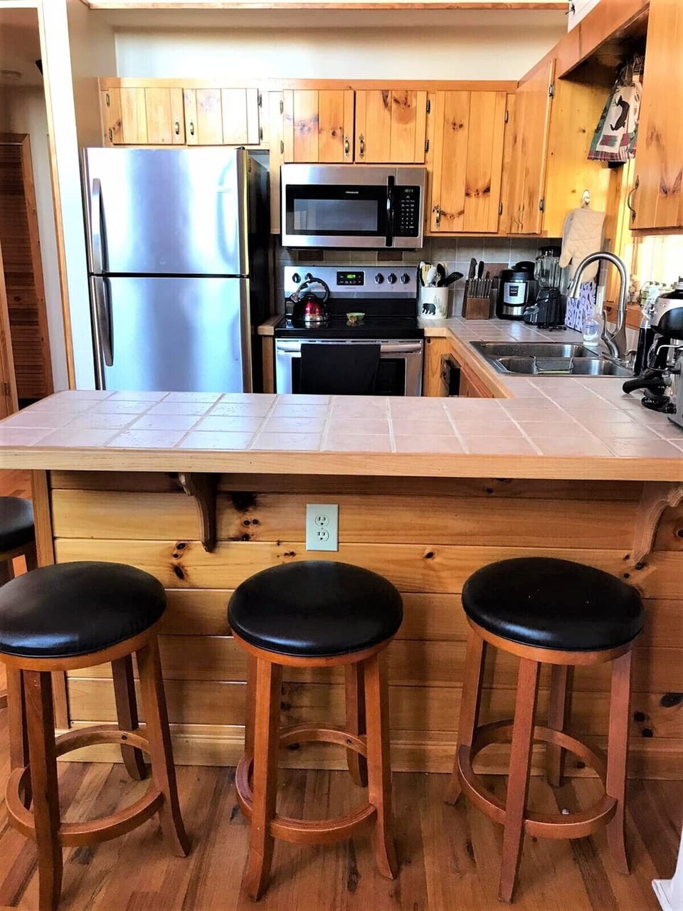 Kitchen, countertop and bar stools