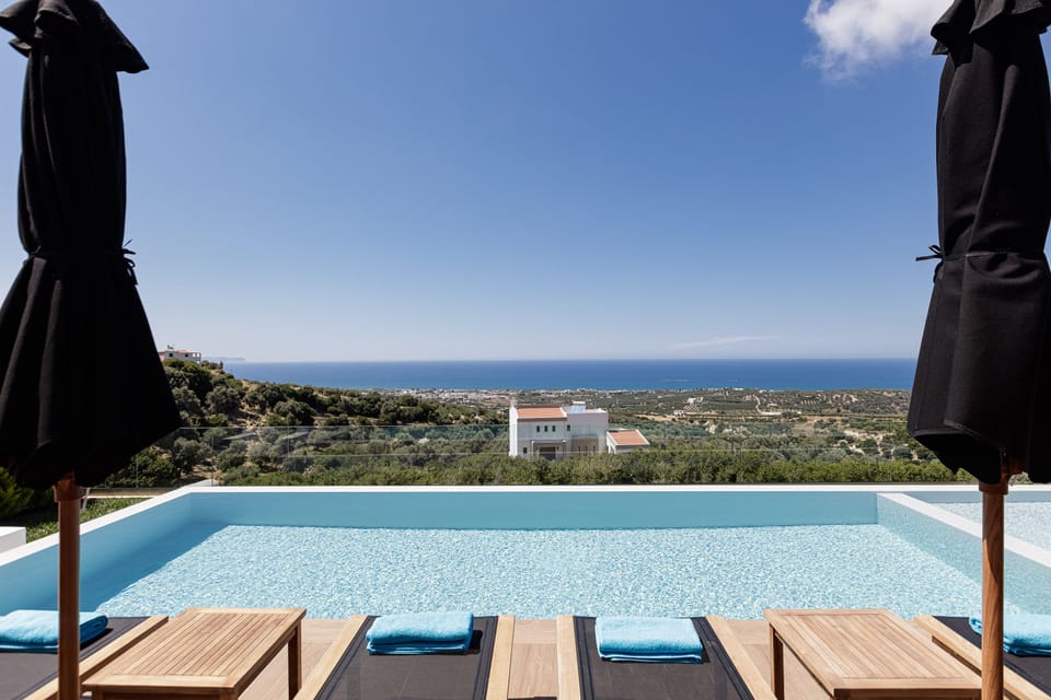Panoramic views over the Cretan sea and the nearby countryside