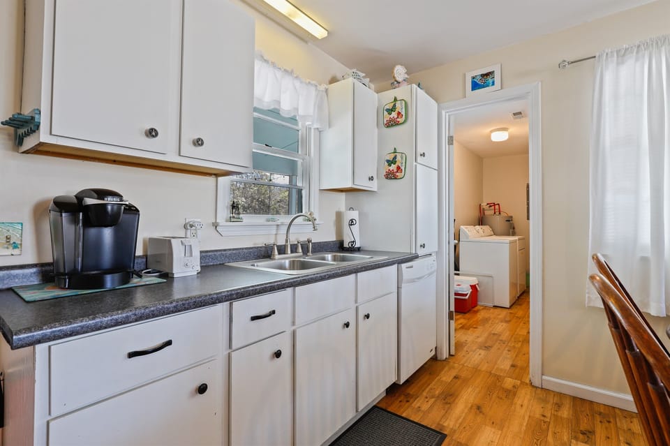 🐢 Cooking at the beach? We say go shell-out on a seafood feast. Our kitchen’s got your back, from breakfast to late-night nachos.