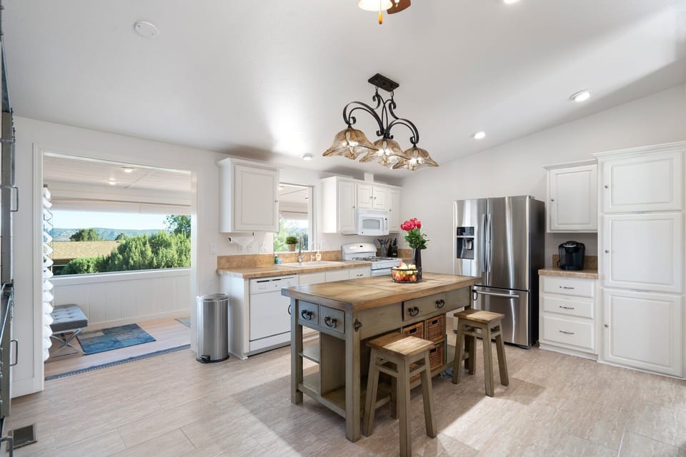 Kitchen with marvelous red rocks view!
