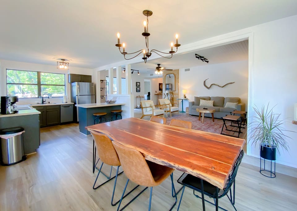 Dining area for 6, plus 2 barstools.