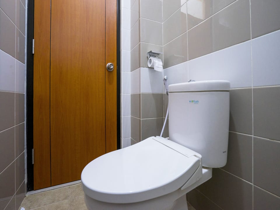 Superior Single Room | Bathroom | Shower, towels