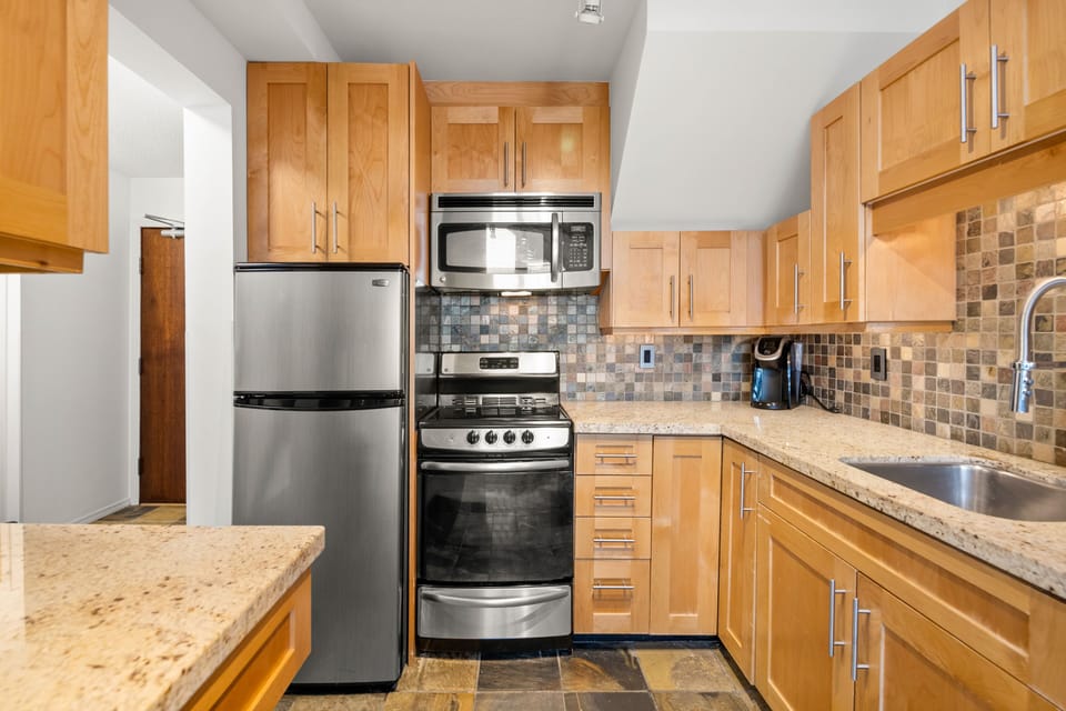 Kitchen - Fully equipped with modern stainless steel appliances, quartz countertops, all the essential cooking utensils. Espresso cups and percolator included!