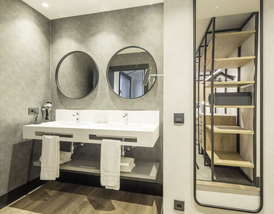 Junior Suite, City View | Bathroom | Shower, eco-friendly toiletries, hair dryer, towels