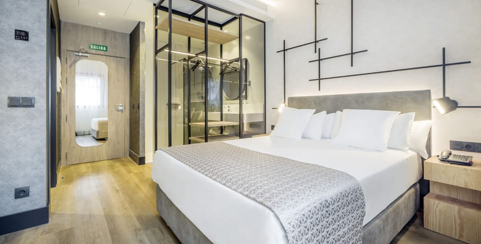 Business Single Room | In-room safe, desk, laptop workspace, blackout drapes