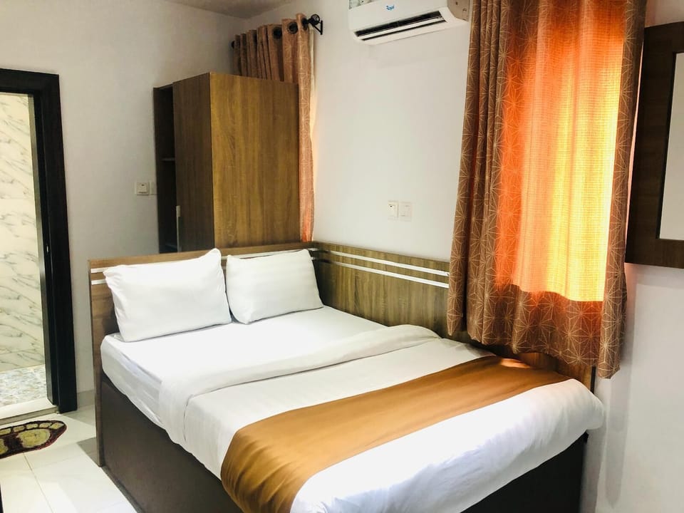 Basic Room | Premium bedding, in-room safe, free WiFi, bed sheets
