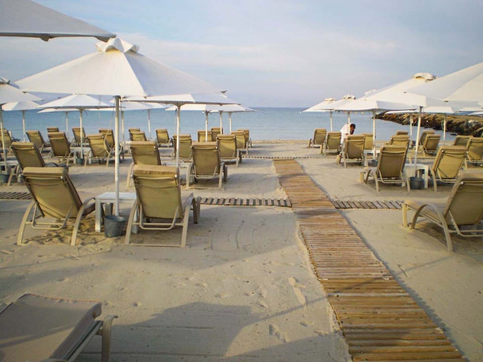 Sani Beachfront Dining Area
Enjoy beachside meals and drinks with uninterrupted sea views.