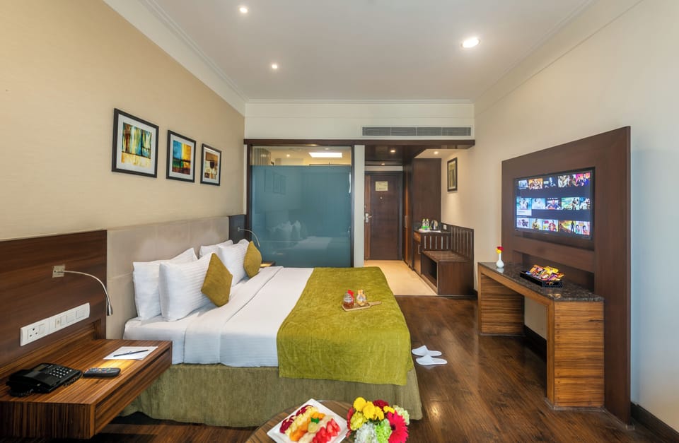 Deluxe Room | Pillowtop beds, minibar, in-room safe, desk