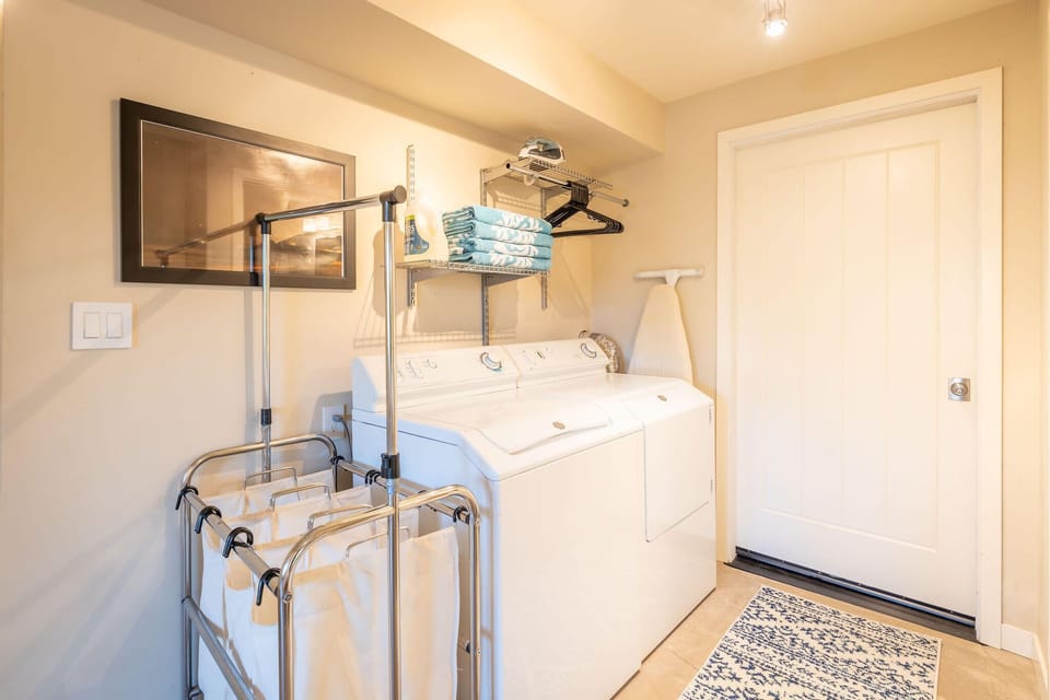 Laundry room, washing machine, Laundry storage