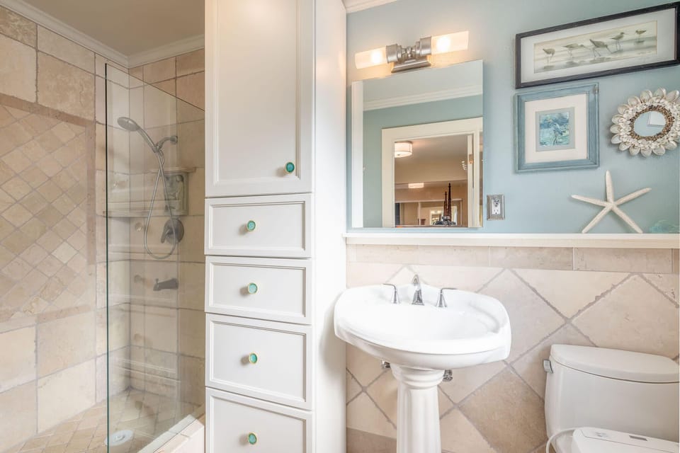 Shower, sink, mirror, toilette, drawers