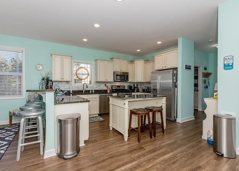 Kitchen with Eat-In Bar