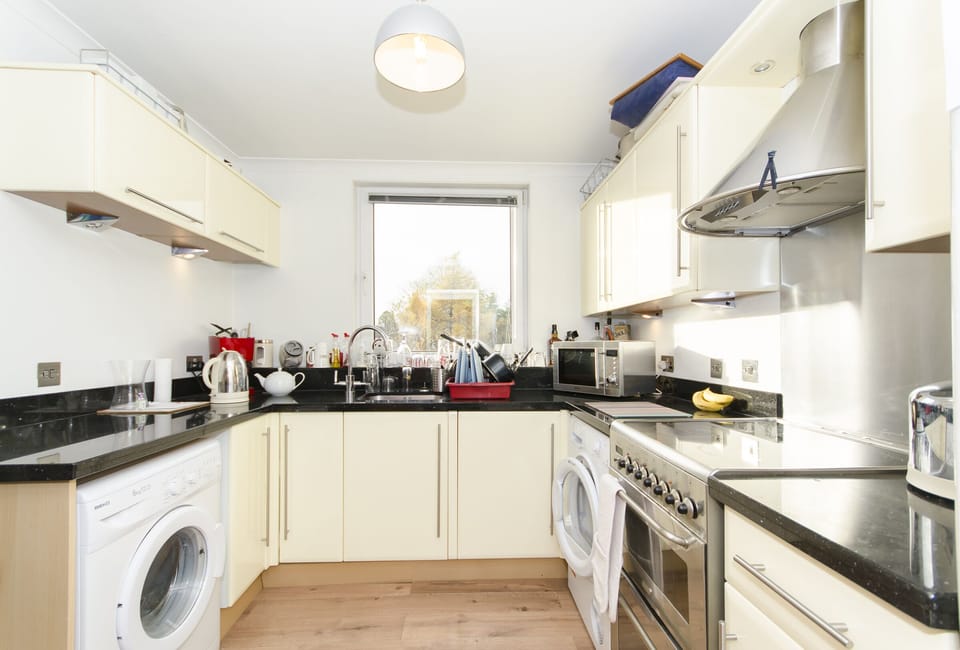 City Apartment, Private Bathroom, Garden View (Peaceful Ferryhill) | Shared kitchen | Highchair