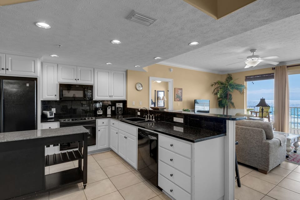 Condo, Multiple Beds, Pool Access, Ocean View | Private kitchen | Fridge, microwave, oven, stovetop