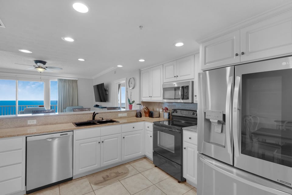 Condo, Multiple Beds, Pool Access | Private kitchen | Fridge, microwave, oven, stovetop