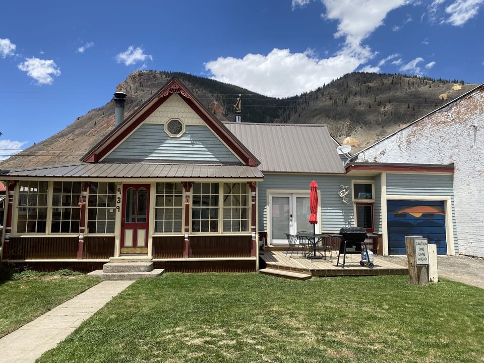 Great outdoor space! Deck, Grill and 80 ft drive way!