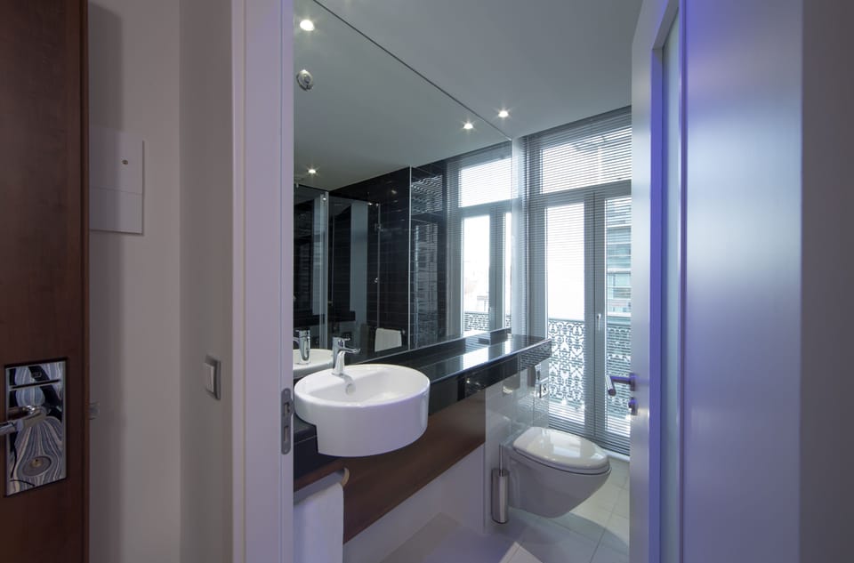 Standard Room (Free Breakfast) | Bathroom | Shower, free toiletries, hair dryer, towels