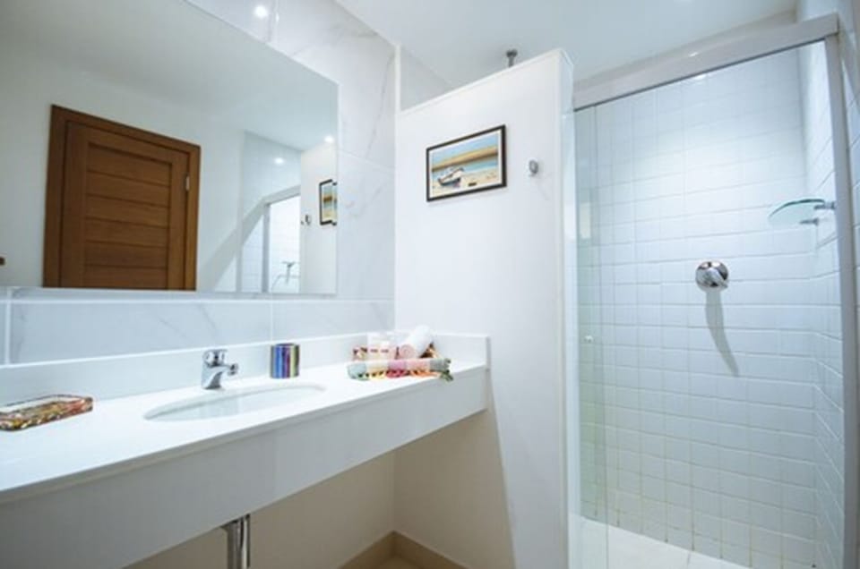 Deluxe Room, Balcony | Minibar, in-room safe, desk, blackout drapes