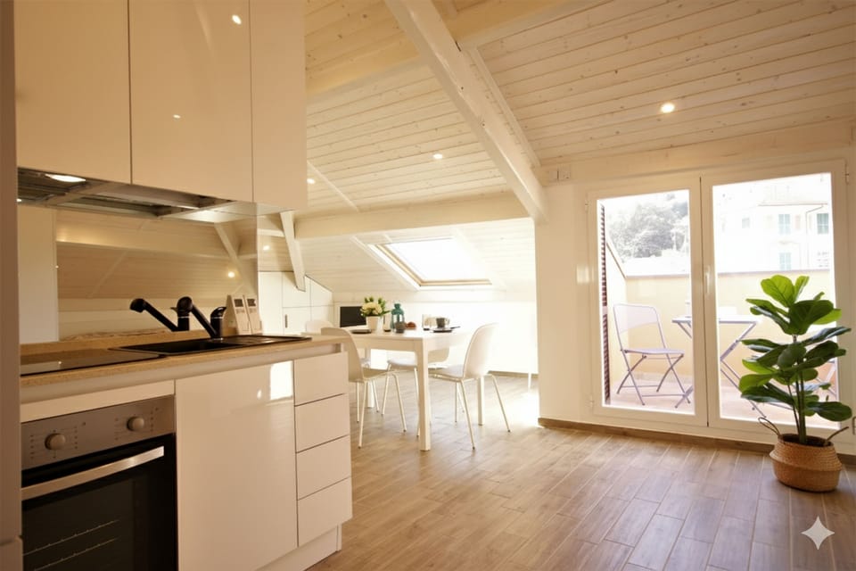 Studio | Private kitchen | Stovetop, electric kettle, toaster, cookware/dishes/utensils