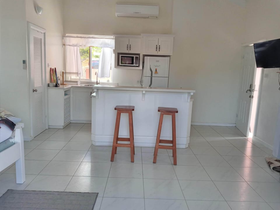 Breakfast Bar and Full Kitchen