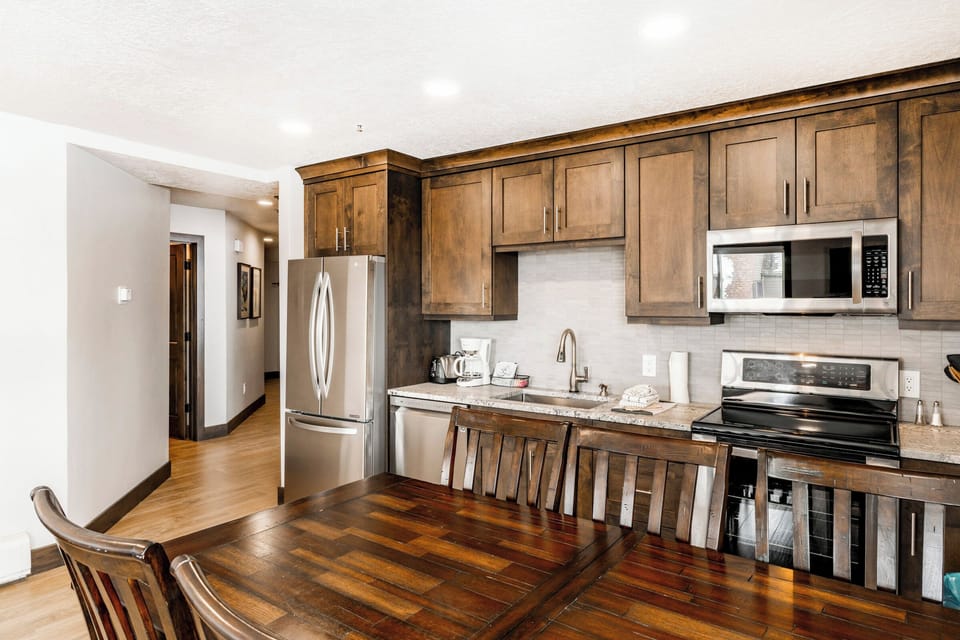 Kitchen / Dining Area