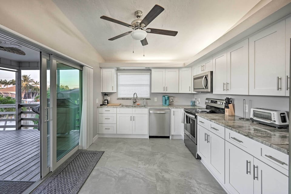 Fully Equipped Kitchen | Dishware/Flatware