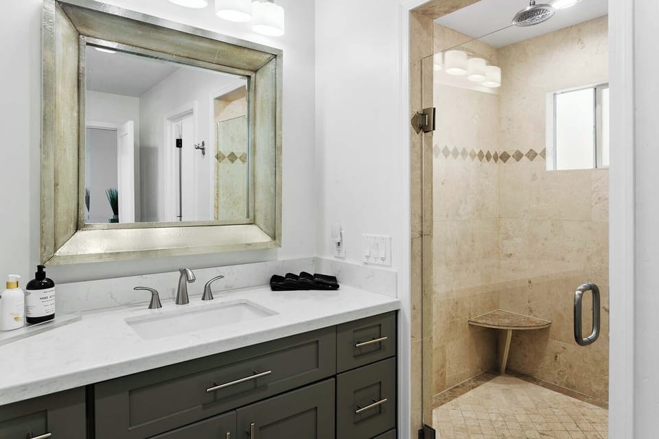 Bedroom 2 - King bed, en suite bath