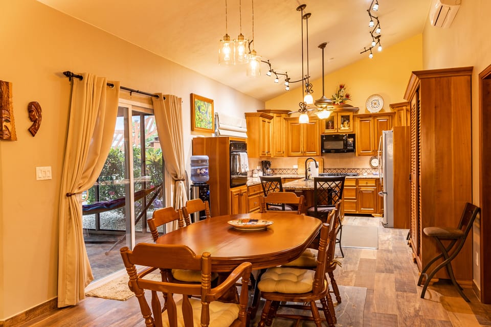 Full size dining room and chef designed kitchen. All appliances and ice maker. 