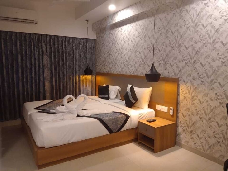 Deluxe Room | Laptop workspace, iron/ironing board, free WiFi
