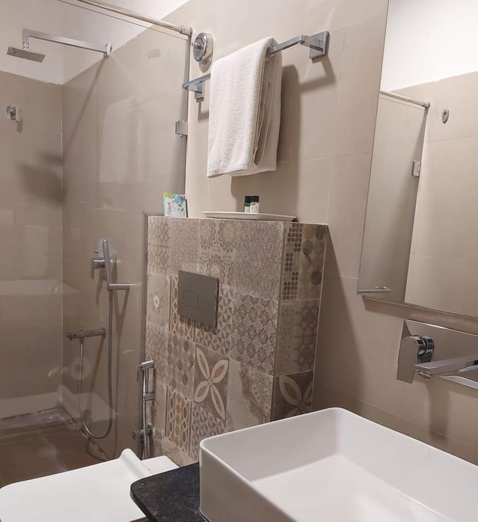 Deluxe Room | Bathroom | Shower, free toiletries