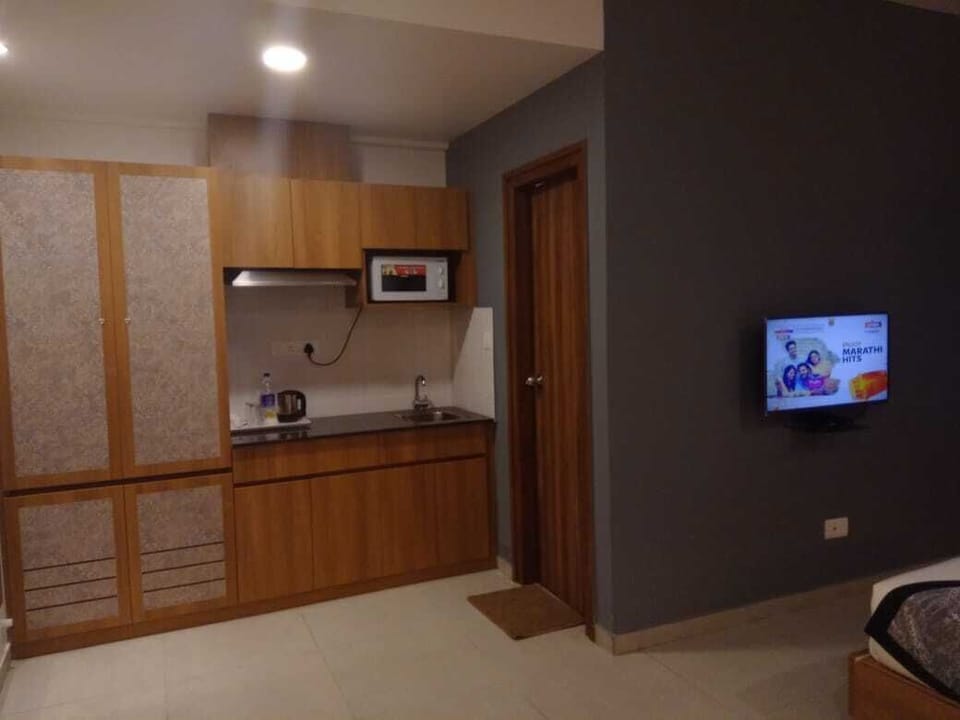 Deluxe Room | Living area | 21-inch LED TV with satellite channels, TV