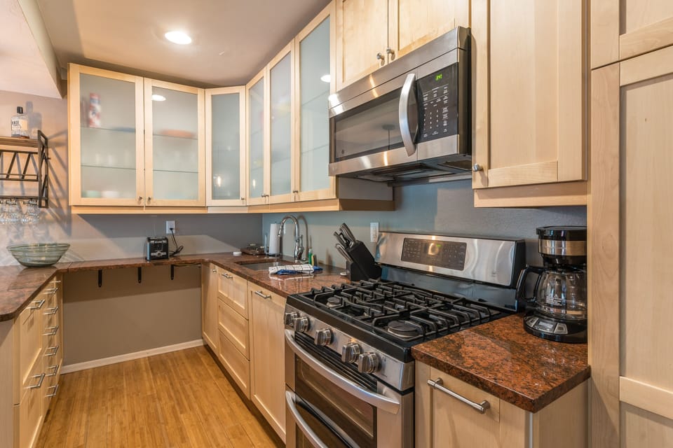 Condo, 2 Bedrooms | Private kitchen | Fridge, oven, coffee/tea maker, toaster