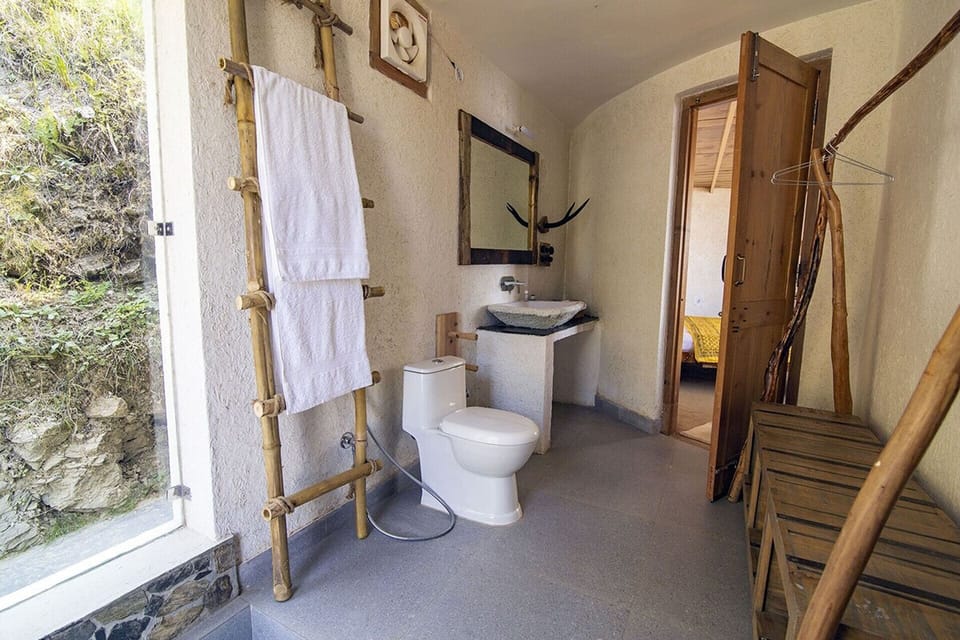 Classic Cottage | Bathroom | Shower, rainfall showerhead, free toiletries, towels