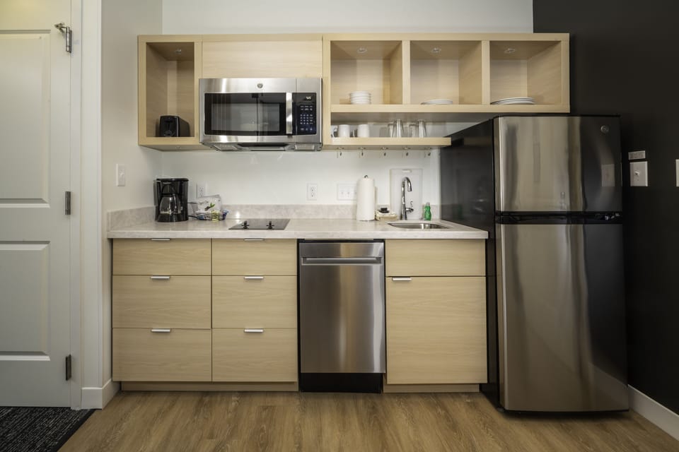 Full-size fridge, microwave, dishwasher, toaster