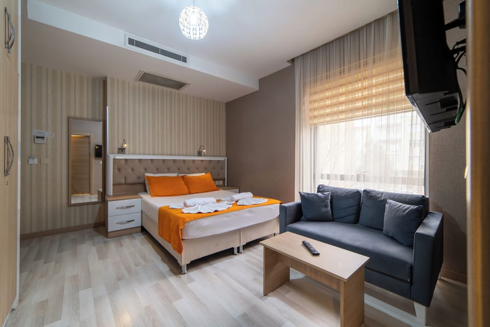 Deluxe Room | In-room safe, individually decorated, individually furnished, desk
