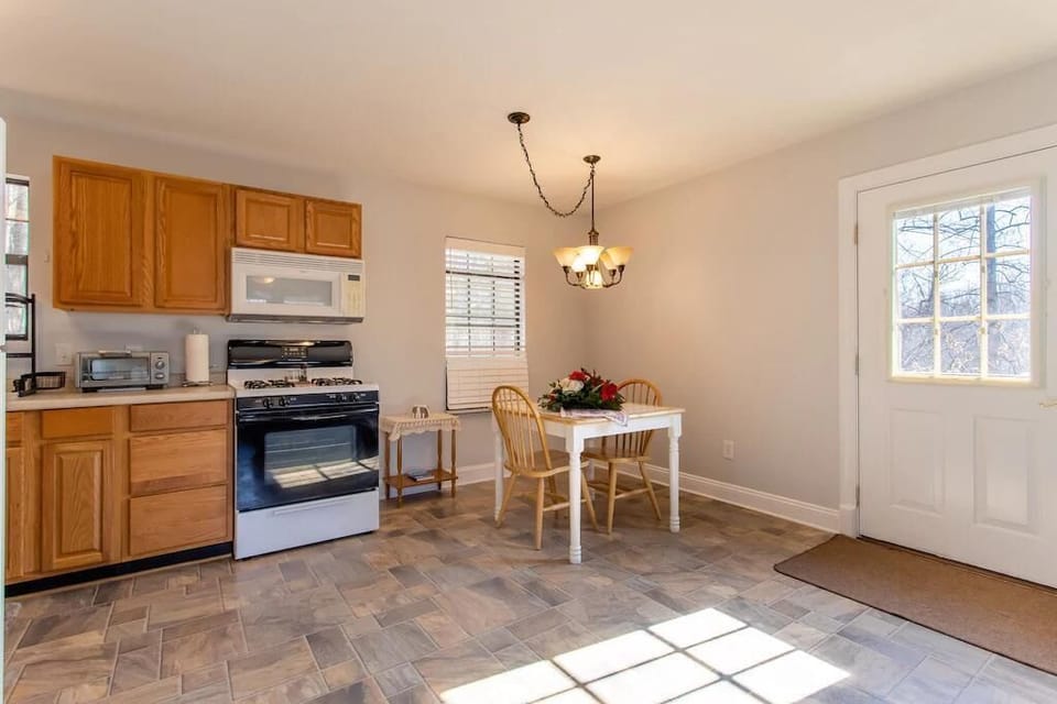 Kitchen/Dining Area