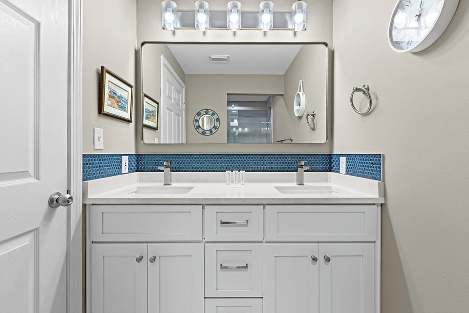 Majestic Sun 310B Primary Bathroom